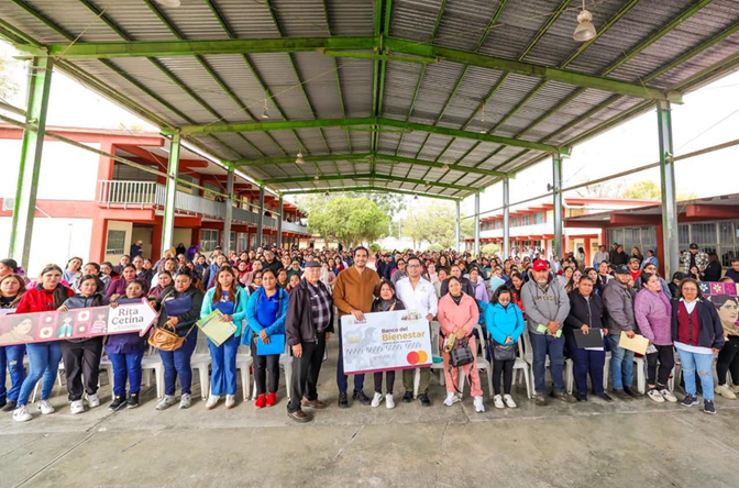 Llevó Alcalde de Reynosa Becas Rita Cetina a la Secundaria 45 