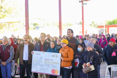 Entregó Carlos Peña Ortiz tarjetas de becas Rita Cetina en la secundaria técnica # 73