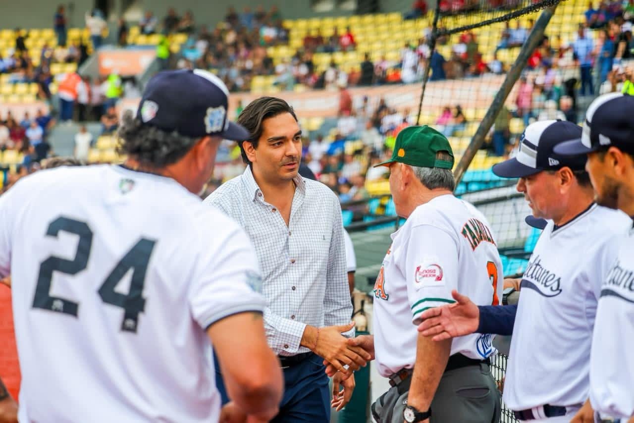 Lanzó Julio César Chávez Jr primera bola en partido Charros-Sultanes en Reynosa